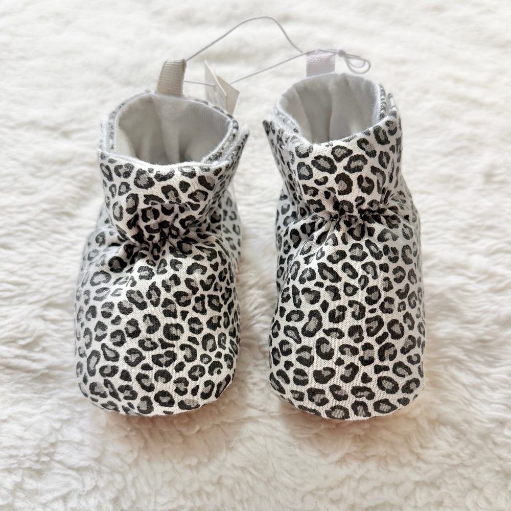 Old Navy Secure-Close Baby Booties Gray Leopard Print Size 0-3 Months